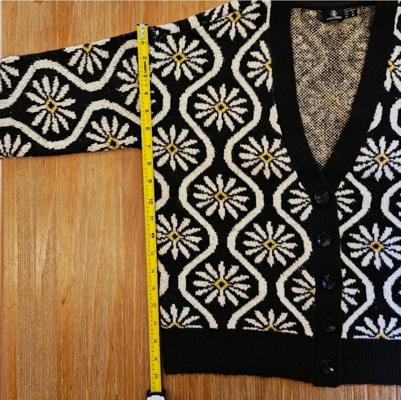 Volcom Daisy Cardigan 💛🖤🤍 - Picture 6 of 10